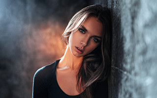 Woman leaning against wall serious 2 - a woman leaning against a wall free wallpaper