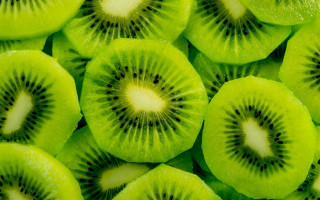 Kiwi closeup white center green - a white center free wallpaper