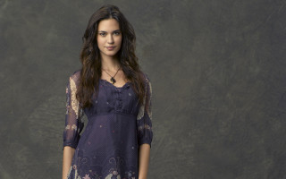 Aramenta dianthe vail purple dress - a black background behind her free wallpaper