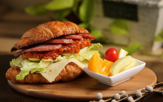 Sandwich meat cheese vegetables wooden - a wooden board free wallpaper