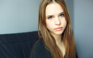 Woman longhair couch serious brownrealistic - brown hair free wallpaper