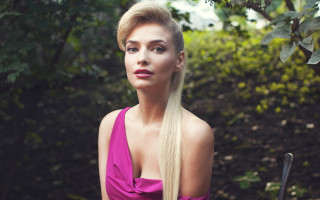 Woman blonde pink dress forest - head and shoulders portrait free wallpaper for desktop