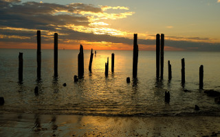 Sunset ocean poles shore people - the shore free wallpaper