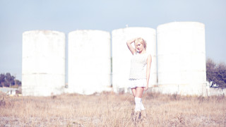Woman dress hat field silo - contemporary free wallpaper for desktop