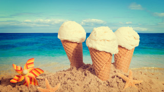 Ice cream cones beach starfish - a blue ocean in the background free wallpaper
