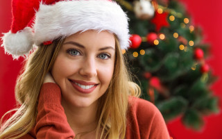 Christmas santa woman smiling tree - a santa hat free wallpaper