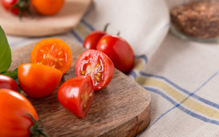 Cuttingboard tomatoes knife seeds blurry - a cutting board free wallpaper for desktop