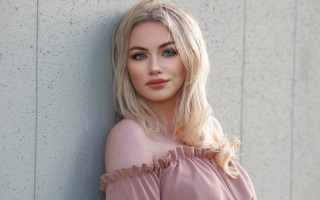 Blonde woman blue eyes pink 2 - anne ryan free wallpaper