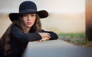 Woman hat portrait brown eyes - a black hat free wallpaper