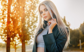 Blonde woman park autumn fashion - the leaf free wallpaper for desktop