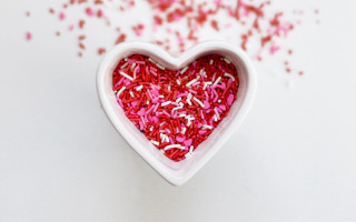 Heart bowl sprinkles pink red - pincushion len free wallpaper