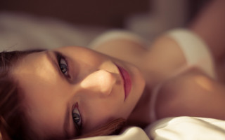 Woman laying bed blurry photorealistic - a bunt free wallpaper