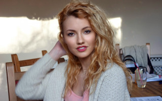 Woman wine book portrait blonde - caroline chariotdayez free wallpaper for desktop