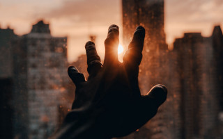 Hand reaching sun city blurry - the background in the background free wallpaper