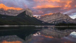 Mountain lake sunset clouds cityscape 6 - a lake in the foreground and a sunset in the background free wallpaper