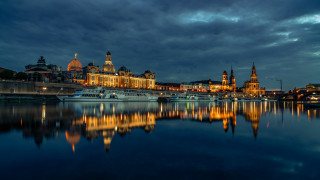 City water night bridge castle - a boat free wallpaper for desktop