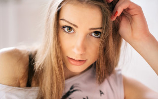 Eszter mattioni portrait long hair 2 - a ponytail free wallpaper