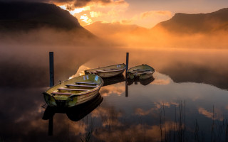 Boats mountain sunset cloudy sky - the water near a dock free wallpaper for desktop