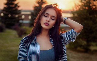 Woman long hair field blurry - fashion photography free wallpaper