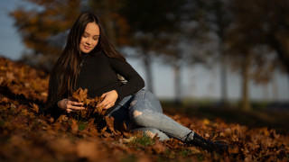 Woman leaves park autumn blurry - a park free wallpaper