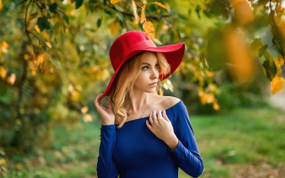 Woman redhat bluedress autumn park - a red hat free wallpaper