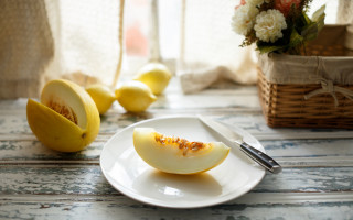 Plate peach basket flowers utensils - coppo di marcovaldo free wallpaper