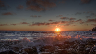 Sunset ocean waves lighthouse cloudy - a sunset over the ocean free wallpaper