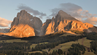 Mountain range clouds houses dusk - a few house free wallpaper