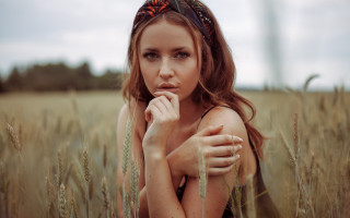 Woman wheat field serious portrait - her chin free wallpaper