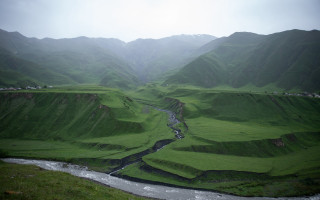 Valley river mountains cloudy sky 2 - a few house free wallpaper