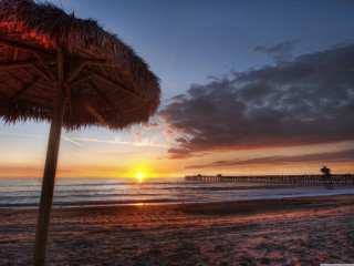 Beach sunset palm trees umbrellas - free sunset wallpaper for desktop