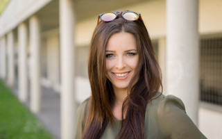 Eszter mattioni portrait building blurry - free portrait wallpaper for desktop