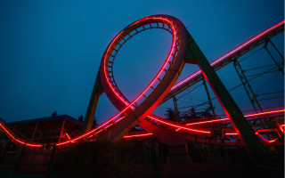 Rollercoaster night redlights bridge reflection - daarken free wallpaper
