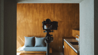 Camera couch kitchen woodpaneling elsa - filmic free wallpaper