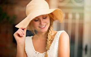 Woman smiling hat cellphone blonde - her cell phone free wallpaper for desktop
