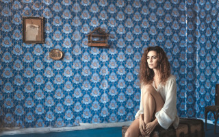 Woman suitcase blue wall flowers - eva gonzalès free wallpaper