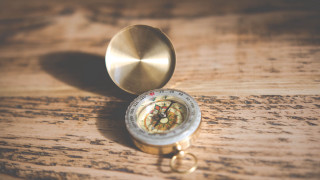 Compass wooden table metal keychain - pathfinder free wallpaper for desktop