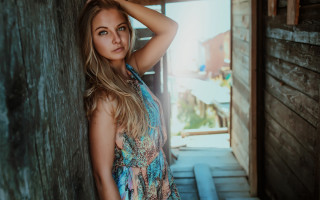 Elina karimova fashion portrait outdoor - a woman leaning against a wall free wallpaper