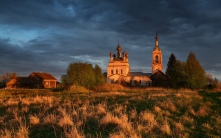 Church tower steeple cloudy dusk - a dark sky in the background free wallpaper