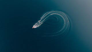 Boat smoke water long distance - the middle of the water free wallpaper