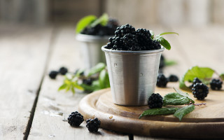 Metal cup blackberries wooden tray - free 3d render wallpaper