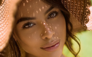 Sunlit portrait hat shadow green - a green background behind her free wallpaper