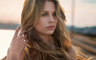 Eszter mattioni beach wind blonde - fashion photography free wallpaper