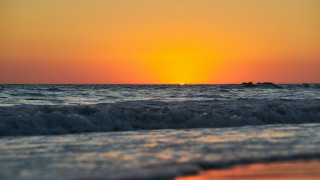 Sunset ocean boat beach tilt - a sunset over the ocean free wallpaper
