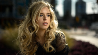 Blonde woman street sign city - a street sign free wallpaper for desktop