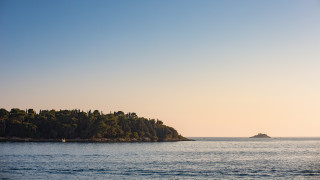 Small island ocean boat mountain 2 - a small island in the middle of the ocean free wallpaper