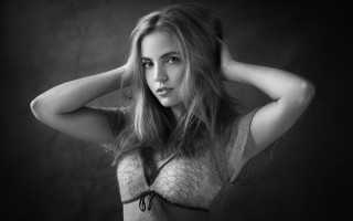 Woman hands in hair gray - a gray shirt free wallpaper for desktop