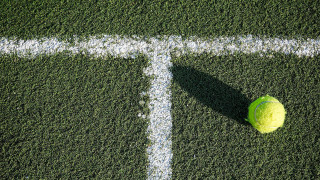 Tennis ball shadow grass tiltshift - a tennis court free wallpaper