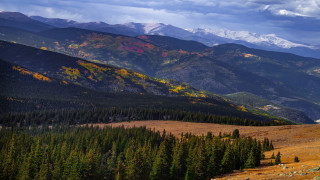 Mountain range trees water city - the foreground and a body of water free wallpaper for desktop