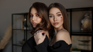 Red makeup two women shposing - picture free wallpaper